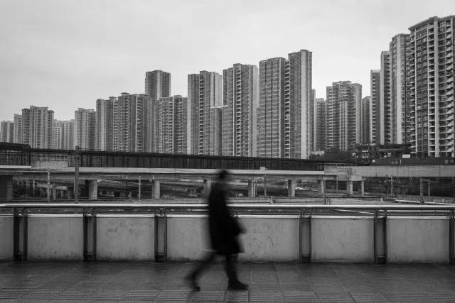 城市街道上的行人与车辆形成流动的轨迹